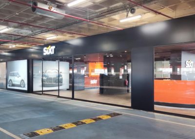 Implantación de nueva oficina de alquiler de vehículos en parking de aeropuerto. Palma de Mallorca (2025)